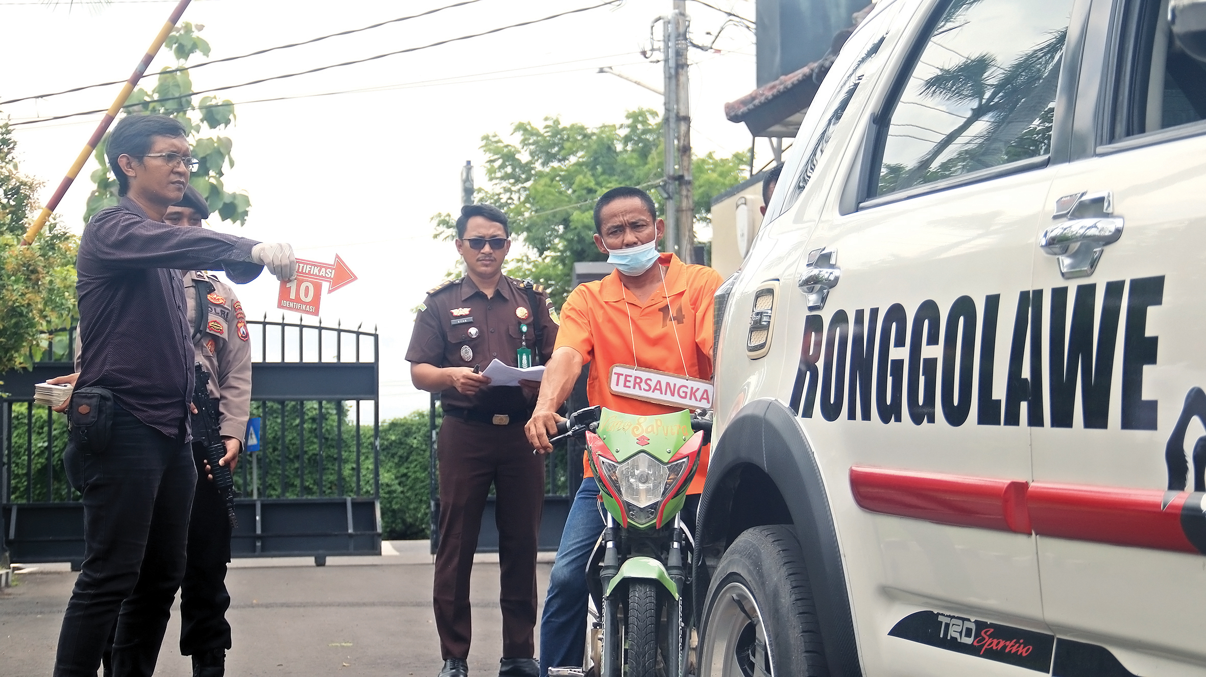 REKONTRUKSI: Sutrisno saat memperagakan aksinya menghabisi Sujud. Dia segera disidang di Pengadilan Negeri Kabupaten Nganjuk.