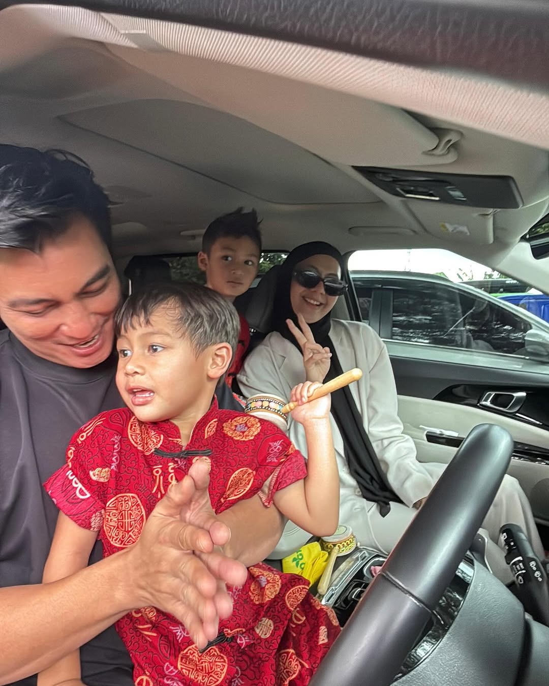 Momen Baim Wong dan Paula