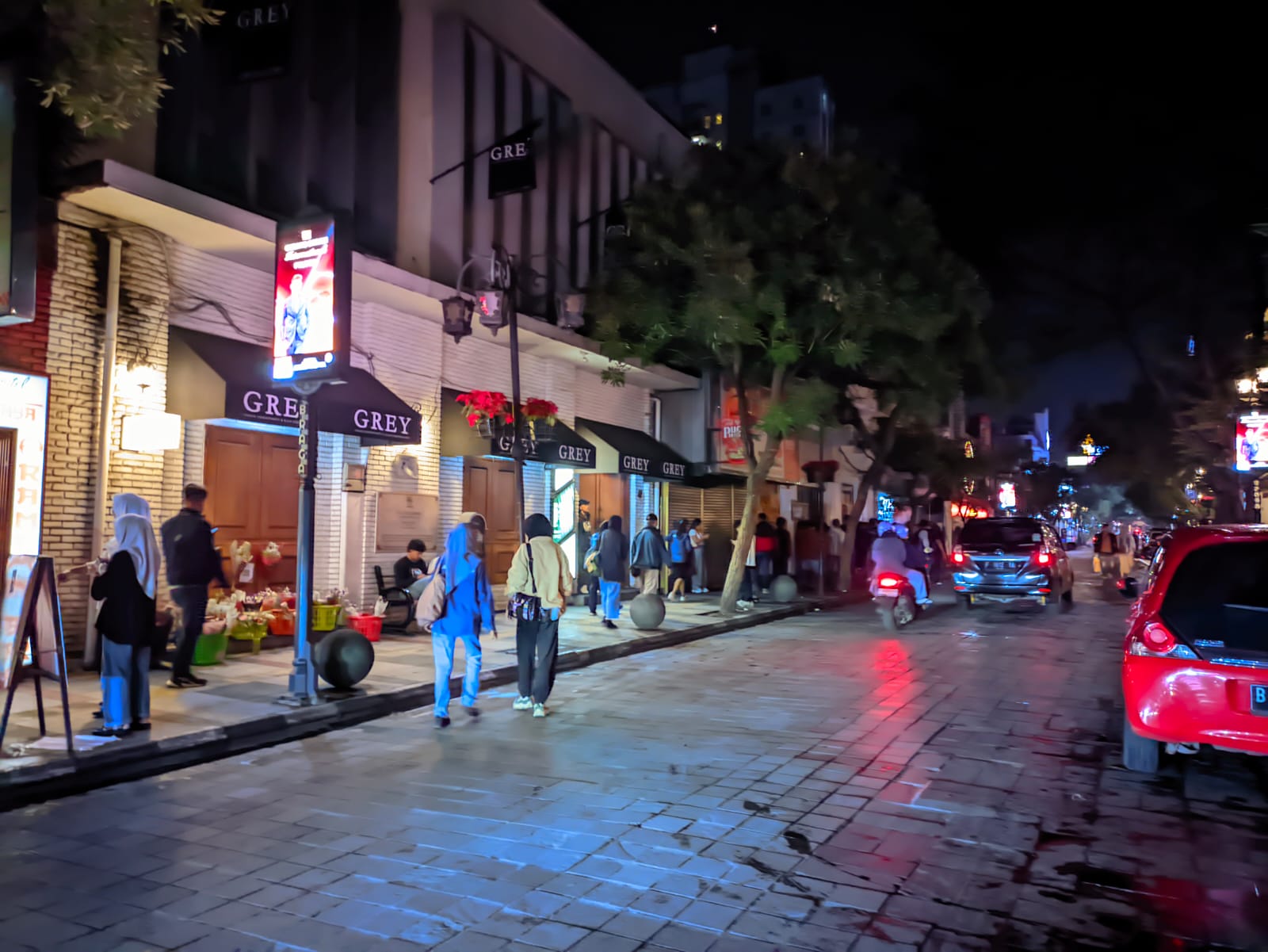 Wisatawan jalan-jalan di Jalan Braga, Bandung pada Kamis malam (20/2). Banyak LC ditawarkan dengan jasa servis cilukba Rp 185 ribu per jam.