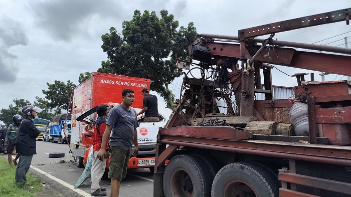 Truk boks servis keliling dengan nomor polisi (nopol) L 8225 CAB terguling ke parit.