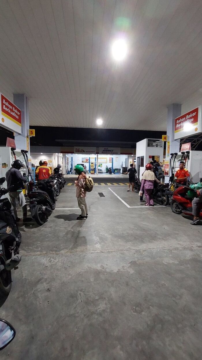 Antrian Shell dekat ITS