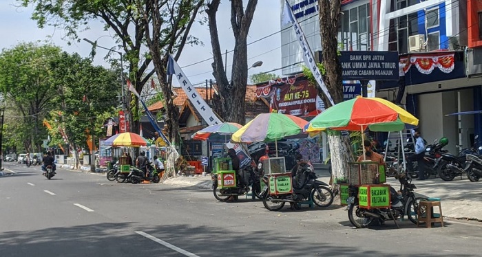 Berburu jajanan takjil di sekitar Alun Alun Nganjuk