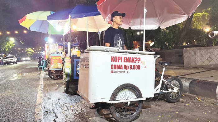 Penjual kopi asal Desa Sidoharjo, Kecamatan Tanjunganom