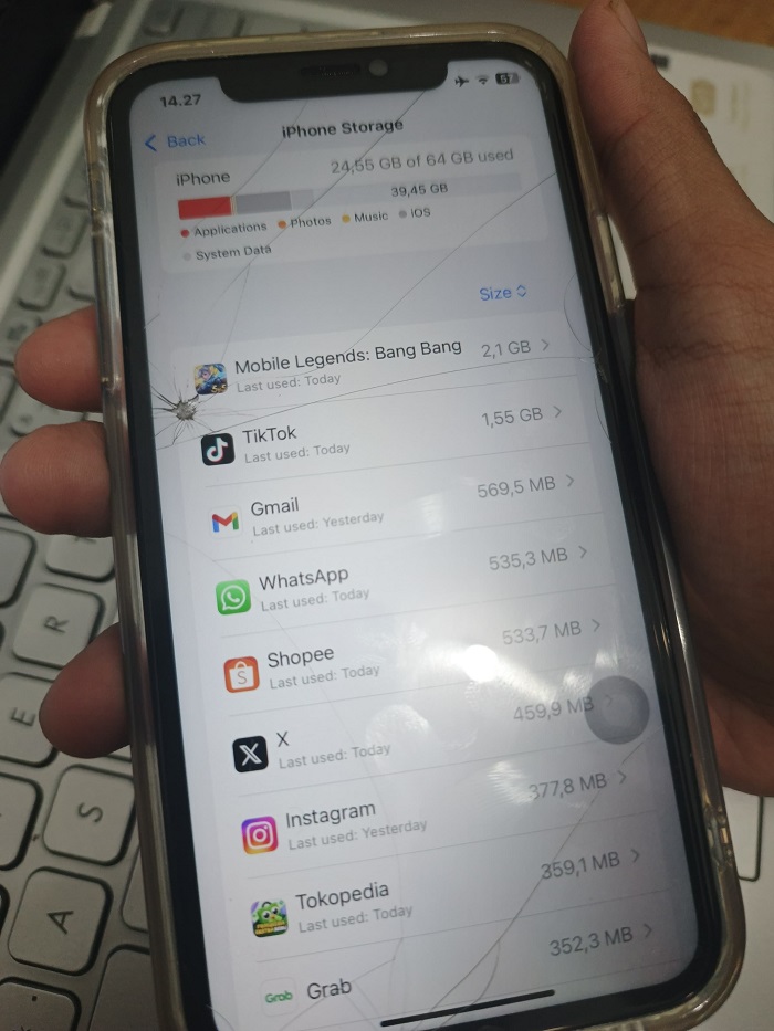 Cara mengurangi penyimpanan iPhone dengan cara Factory Reset.