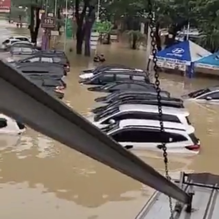 Mobil tergenang banjir di wilayah Bekasi, Jawa Barat.