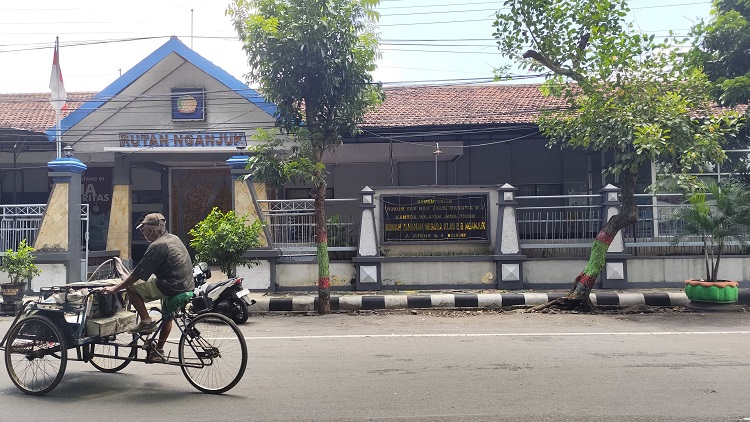 OVERLOAD: Warga melintas di depan Rutan Kelas II-B Nganjuk