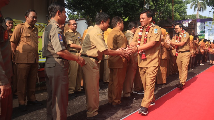 Setelah Nganjuk Bangkit, Ganti Nganjuk Melesat   Bupati Nganjuk Marhaen Djumadi memulai hari pertama bekerja sebagai bupati kemarin (3/3). Dia mengikuti apel yang diikuti oleh semua kepala or-ganisasi