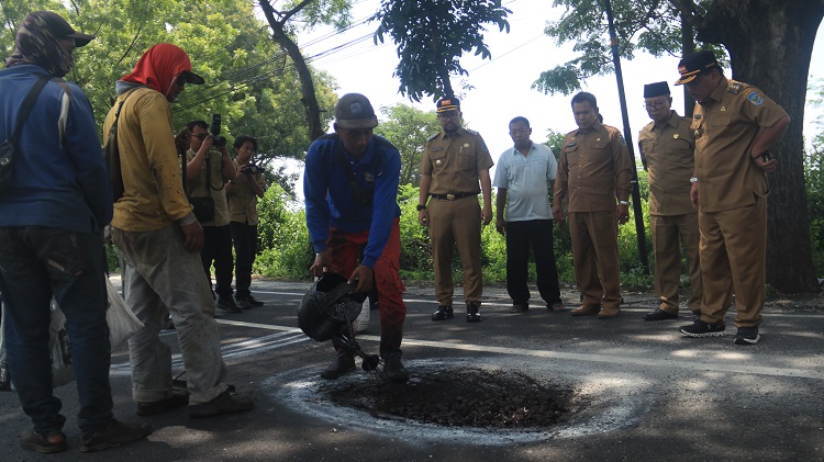 Bupati Marhaen dan Wabup meminta petugas menambal jalan