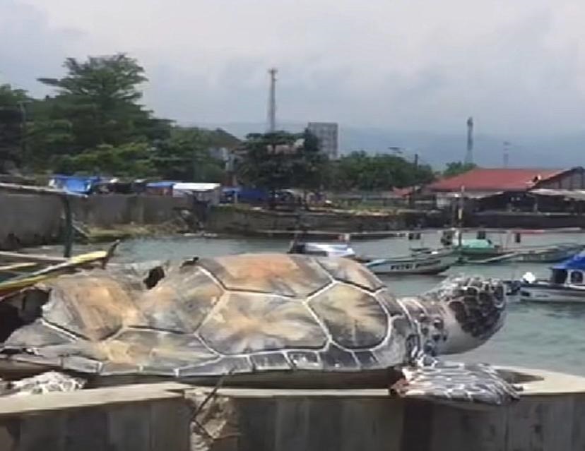 Patung Penyu ikon Alun Alun Gadobangkong, Sukabumi.