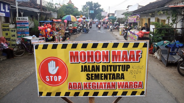 Kabupaten Nganjuk memiliki banyak tradisi selama Bulan Suci Ramadan. Salah satunya adalah berburu takjil menjelang berbuka puasa. Banyak tempat yang digunakan untuk berjualan takjil. Salah satunya yan