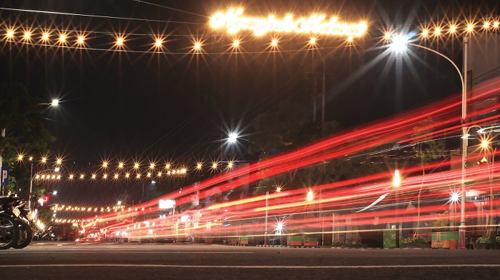 Ornamen lampu hias Nganjuk Melesat dipasang di Jalan Ahmad Yani Nganjuk. Jargon Bupati Marhaen dan Wabup Trihandy dari Nganjuk Bangkit berubah menjadi Nganjuk Melesat