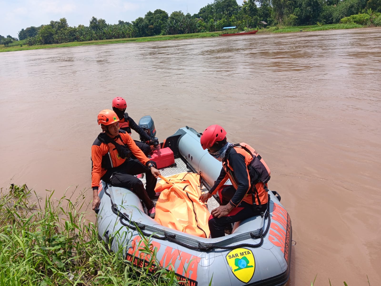 Gadis asal Nganjuk ditemukan di Kecamatan Jatikalen usai menceburkan diri ke Sungai Brantas.