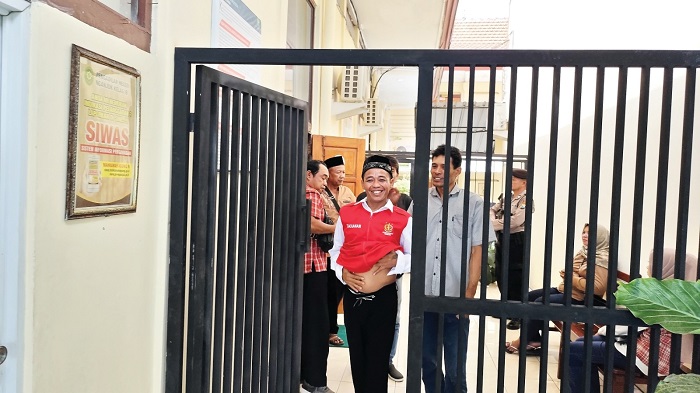 Tetap tersenyum, Sutrisno keluar ruang sidang di PN Nganjuk kemarin. Dia menghadirkan dua saksi meringanan.