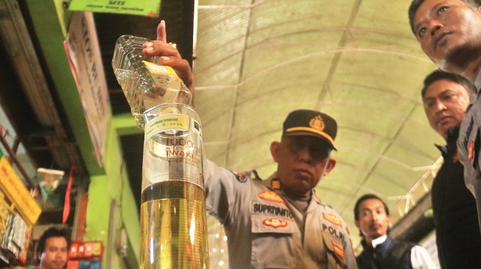Kasihumas Polres Nganjuk AKP Supriyanto menunjukkan Minyakita kemasan botol 1 liter yang isinya 50 mililiter saat sidak kios Pasar Wage Nganjuk kemarin.