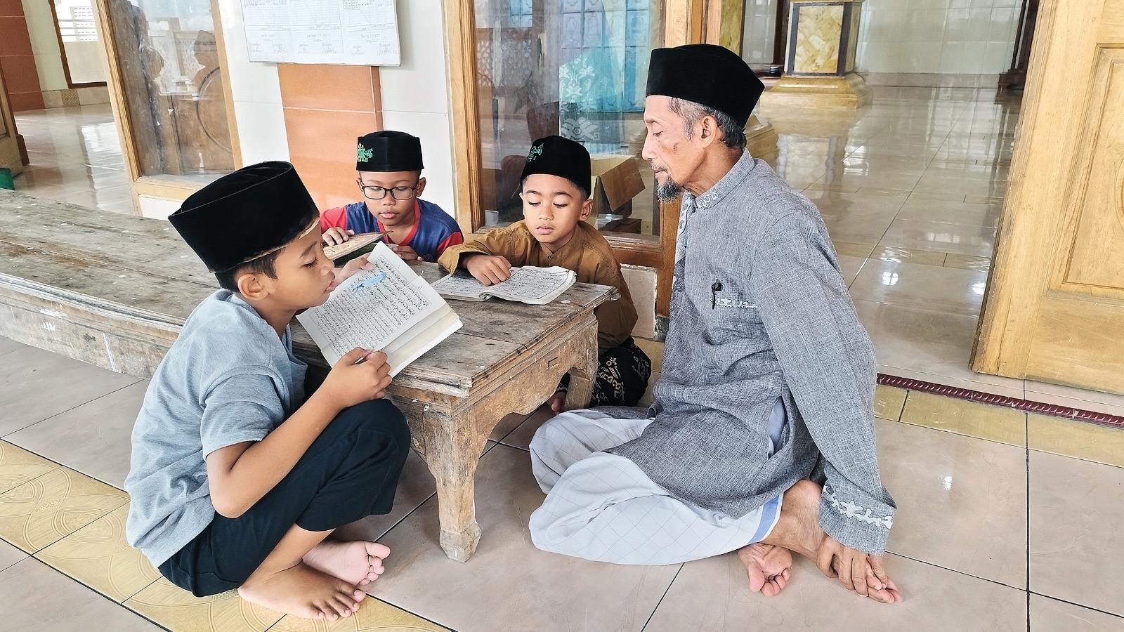 Anak-anak di Nganjuk Ngaji Dulu sebelum Berbuka Puasa