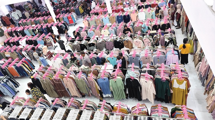 Warga Nganjuk Berburu Pakaian Lebaran, Tren Fashion Ini Yang Jadi Favorit