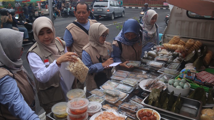 BPOM dan Dinkes Nganjuk Sidak Takjil di Alun-Alun, Ini Hasilnya