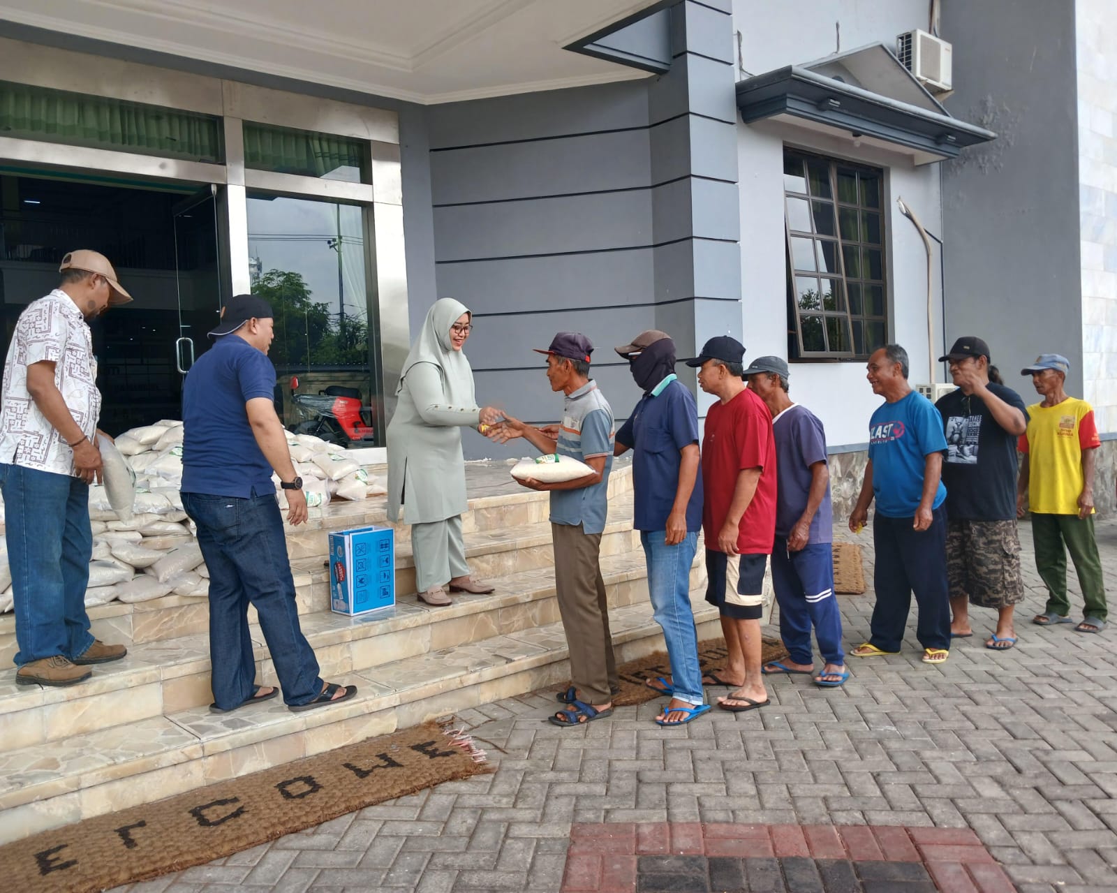 Mbak Zuli Bagikan Ratusan Paket Beras kepada Tukang Becak