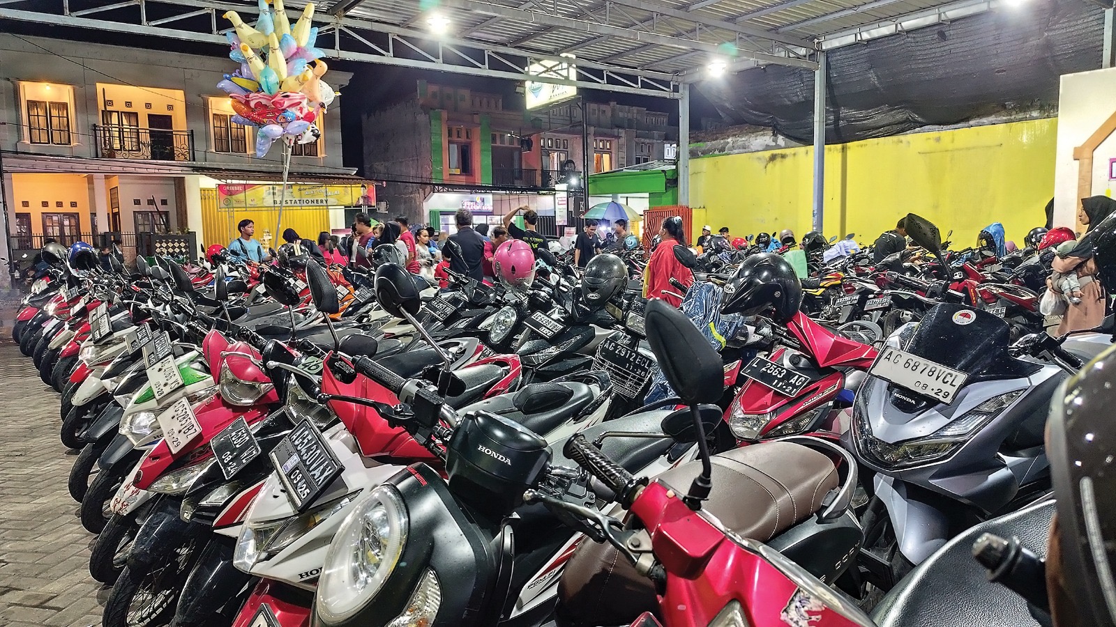 Pembeli Baju Lebaran di Toko Baju Nganjuk Makin Membeludak jelang Lebaran