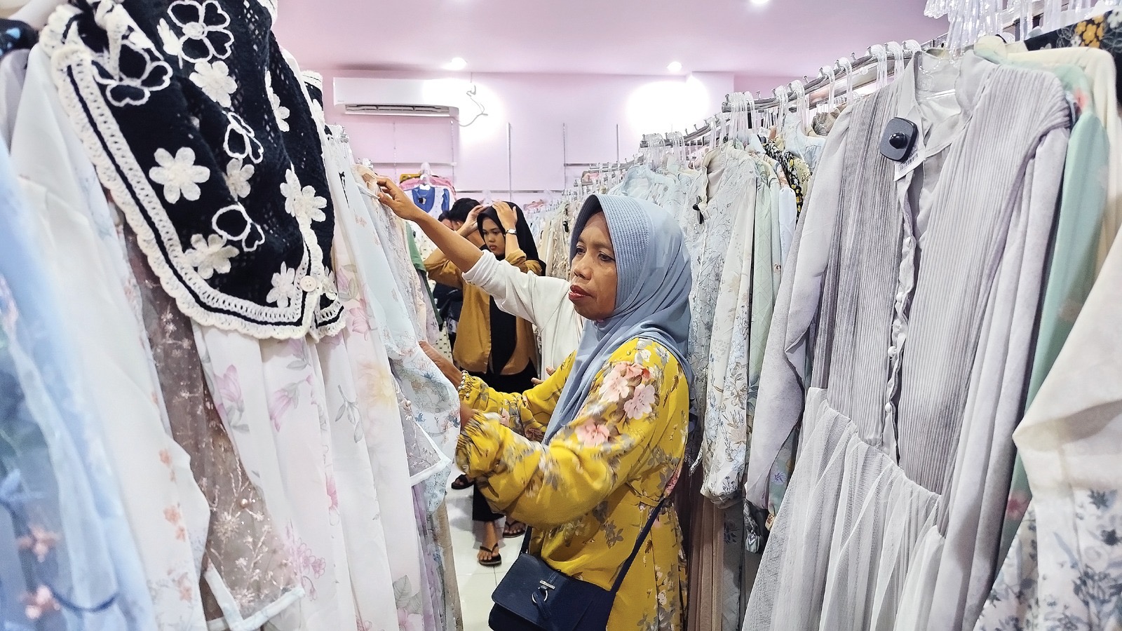Melihat Tradisi Warga Nganjuk jelang Lebaran, Pagi Malam Berburu Baju Baru