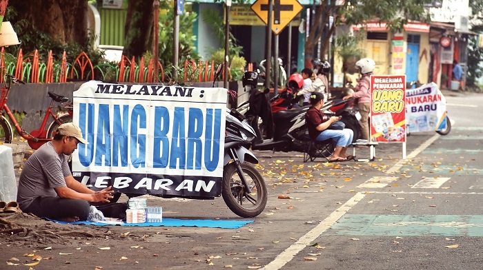 Jasa penukaran uang baru memadati Alun-alun Nganjuk kemarin. Tradisi sangu lebvarfan dengan uang baru masih dilakukan warga Nganjuk.