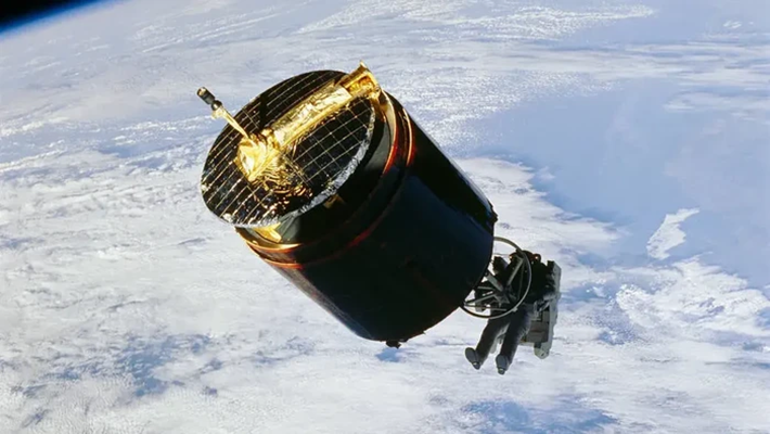 Astronaut NASA, Dale Gardner dan Joseph Allen menangkap Satelit Palapa 2 yang melenceng dari orbit