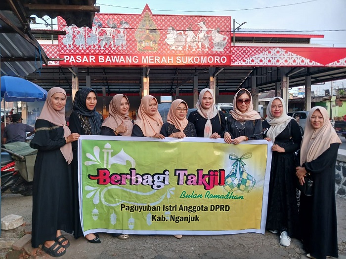 Istri Wakil Rakyat Nganjuk Berbagi Takjil di Pasar Bawang Merah Sukomoro