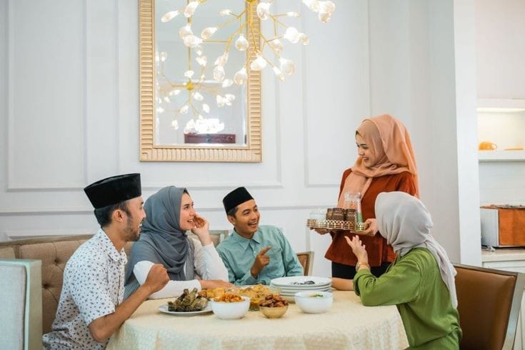 Bertemu Crush di Bukber Alumni? Ini Tanda Dia Tertarik Padamu, Nomor 4 Bikin Salting!