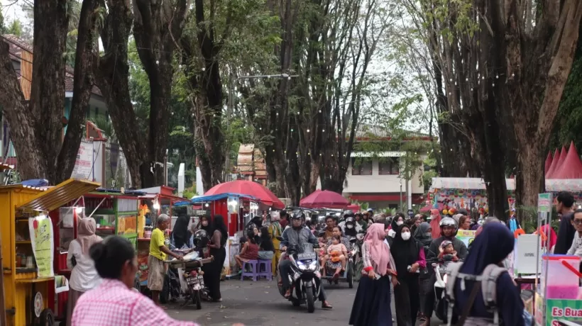 Berburu takjil merupakan salah satu kegiatan terpopuler saat ngabuburit