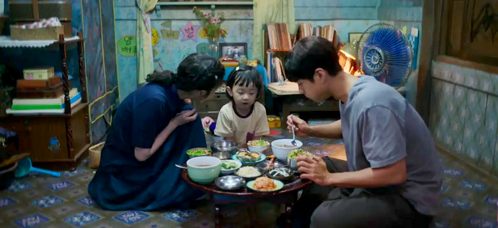 Cuplikan Drama Life Gives You Tangerines menggambarkan suasana kehangatan keluarga Oh Ae Sun dan Yang Gwan Sik