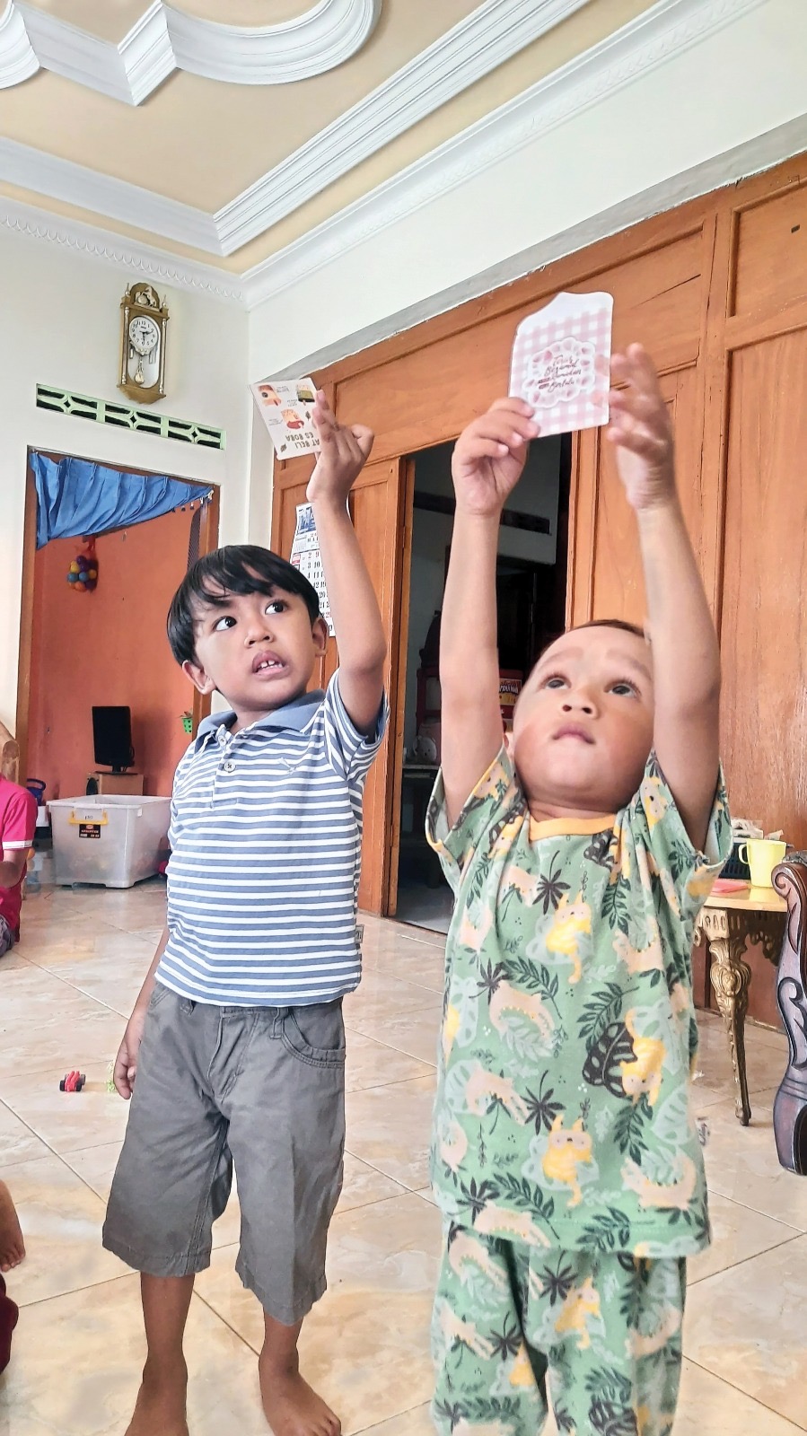 Melihat Tradisi Bagi-Bagi THR saat Hari Raya Idul Fitri di Nganjuk