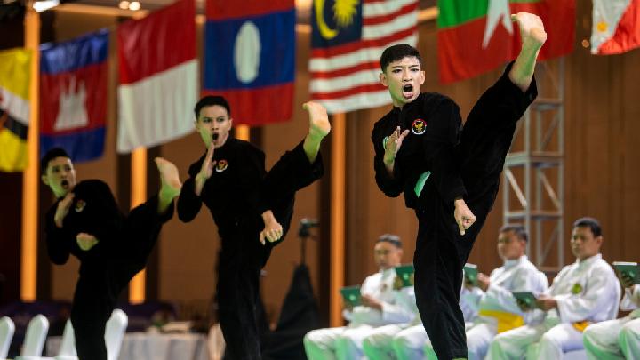 Pesilat putra Indonesia Rano Selamet Nugraga (kanan), Asep Yuldan Sani (tengah) dan Anggi Faisal Mubarok (kiri) beraksi dalam final nomor seni group putra Pencak Silat saat SEA Games 2023