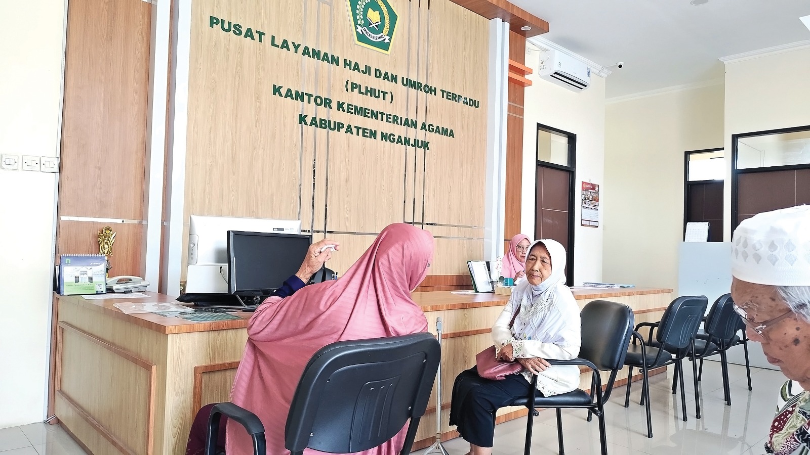 PELUNASAN BIPIH: Calon Jamaah Haji Kabupaten Nganjuk di Kantor Kemenang Nganjuk. Sebanayak 104 CJH belum melunasi bipih tahap 1