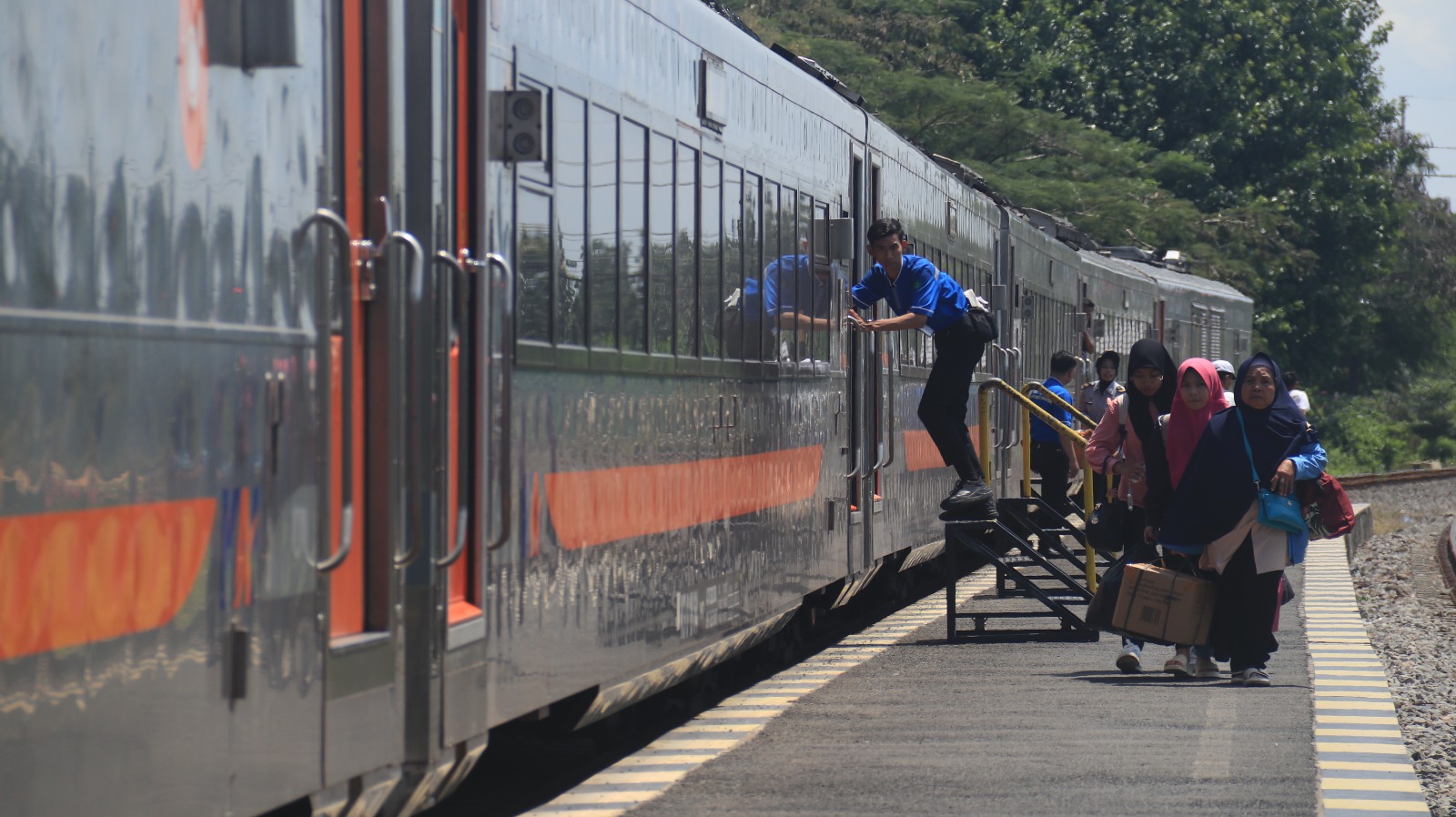 KEMBALI KE PERANTAUAN: Penumpang kereta api di Stasiun Nganjuk kemarin. Ratusan orang naik kereta api untuk kembali ke tempatnya bekerja setelah mudik Hari Raya Idul Fitri di kampung halaman.