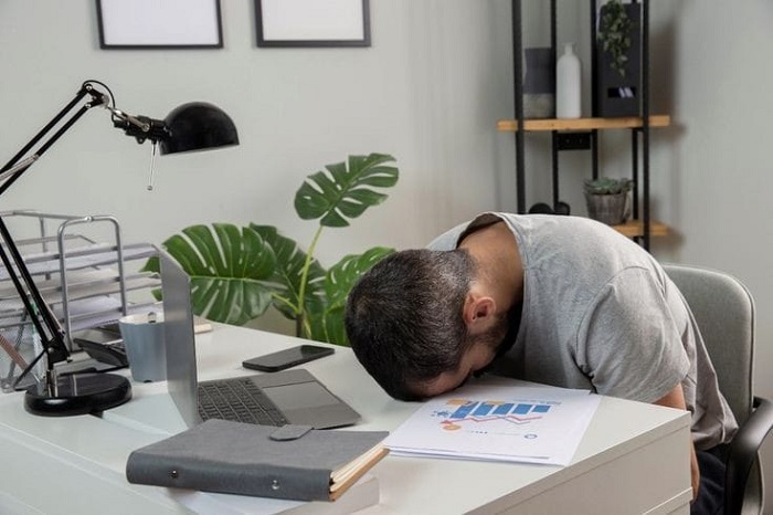 Tetap Mengantuk dan Lelah di Kantor Meski Sudah Tidur Cukup? Ini Penyebab dan Cara Mengatasinya