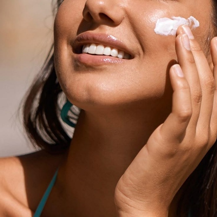 Sunscreen Bukan Cuma Melindungi, Berikut Risiko Penggunaan Sunscreen yang Wajib Kamu Ketahui