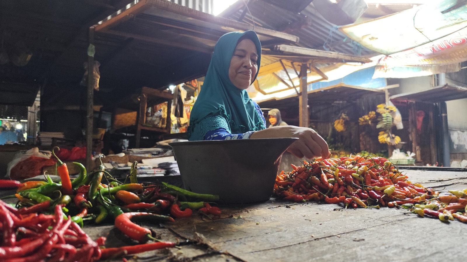 STOK SEDIKIT: Pedagang cabai di Pasar Wage melayani pembeli. Harga cabai tembus RP 75 ribu.
