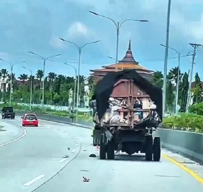 Viral! Truk Pengangkut Sampah Sudah Tak Layak, Sampah yang Diangkut Berceceran Jalanan