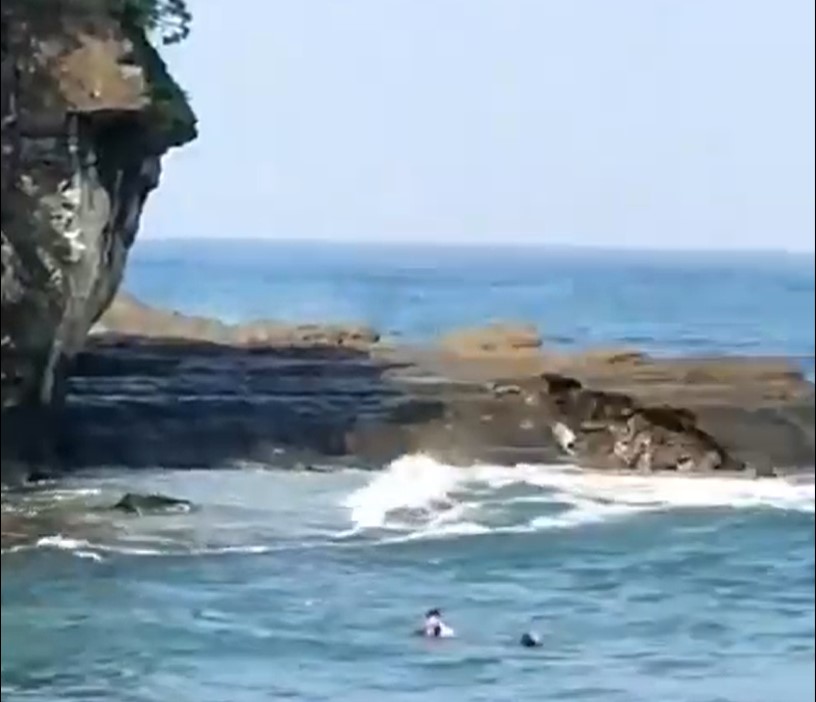 Pilu, 2 Pelajar Boyolali Tewas Setelah Terseret Ombak ke Tengah Laut di Pantai Klayar