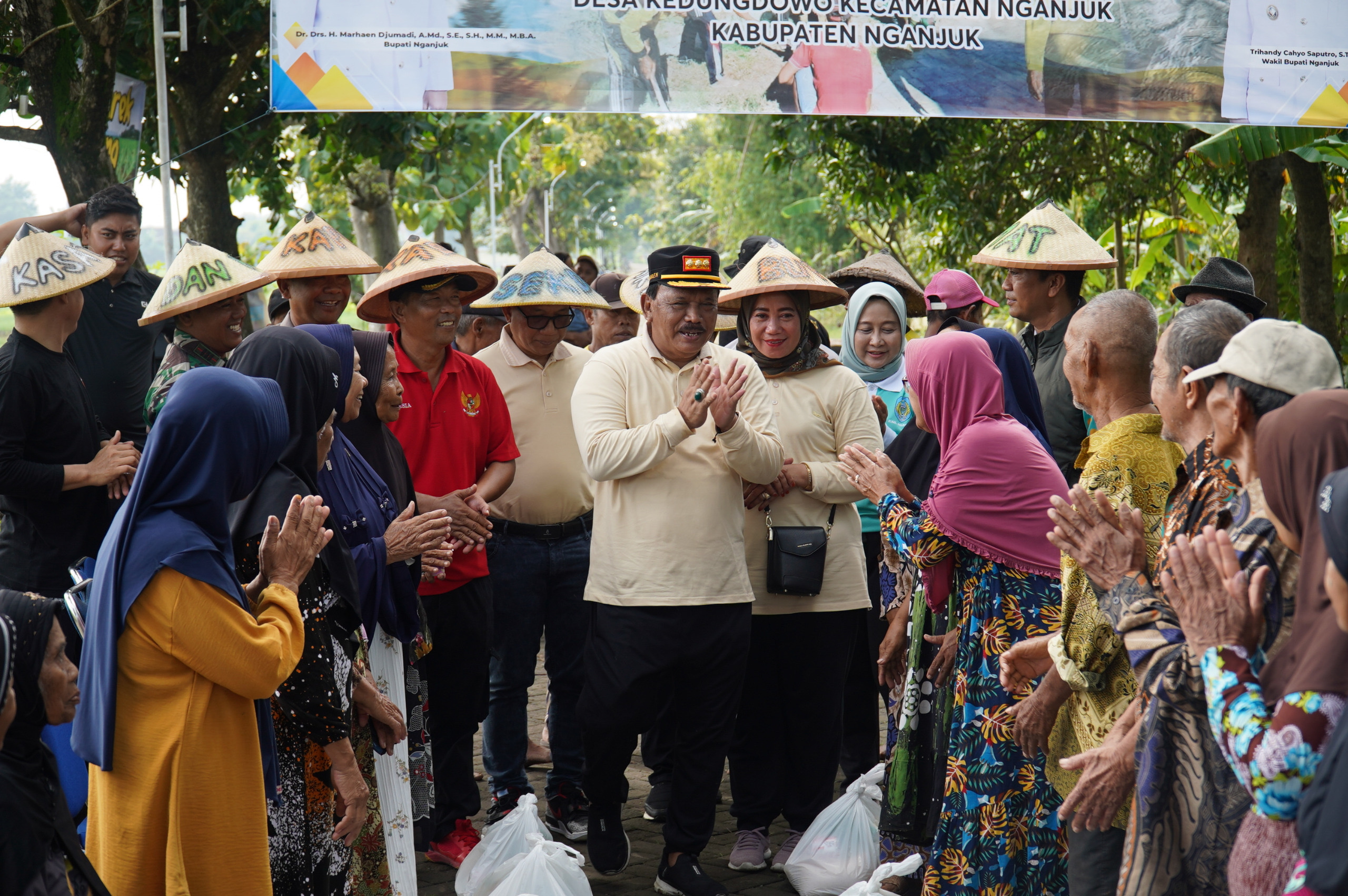 Bupati Marhaen dan Warga Kerja Bakti Bersihkan Lingkungan Dalam Rangka Hari Jadi Ke-1.088 Nganjuk