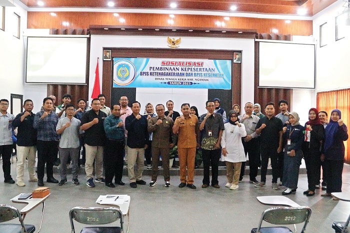 Plt Kepala Disnaker Samsul Huda foto bersama peserta sosialisasi.