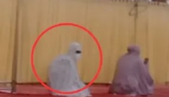 Viral! Pria di NTB Ini Dapat &lsquo;Salam Hangat&rsquo; dari Pak Satpam karena Nyamar Pakai Mukena
