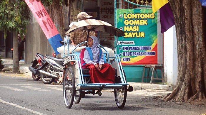 Siswi SD naik becak selepas pulang sekolah. Hari ini pendaftaran SPMB jalur prestasi di tingkat SMPN dan SPMB di tingkat SD.