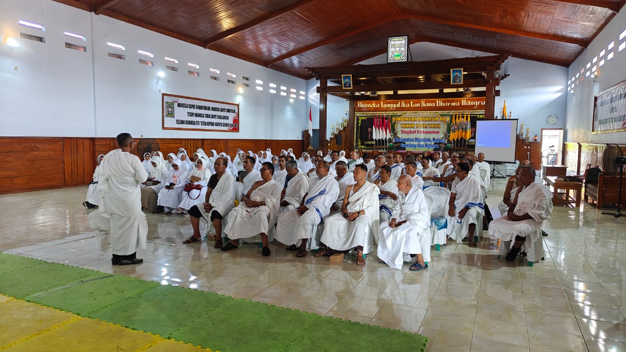 SEMOGA MABRUR: Calon Jamaah Haji (CJH) Kabupaten Nganjuk mengikuti manasih haji kemarin. Ada 53 CJH cadangan mengikuti kegiatan itu.
