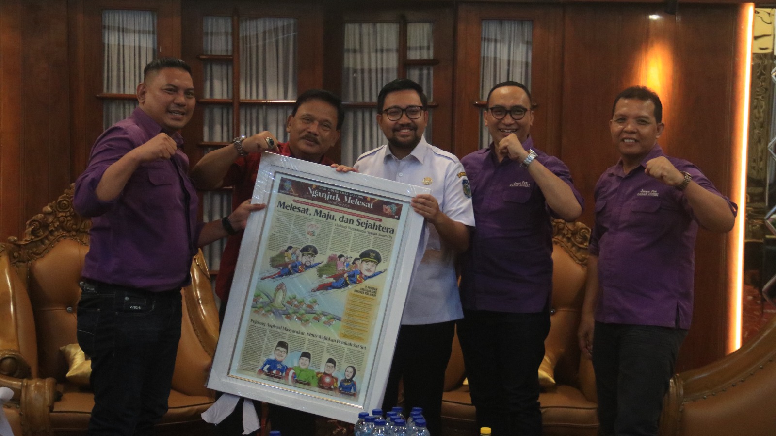 SINERGI: Bupati Marhaen Djumadi dan Wbup Trihandy Cahyo Saputro mendapat cenderamata edisi  Hari Jadi Nganjuk dari Direktur Jawa Pos Radar kediri Kurniawan Muhammad kemarin