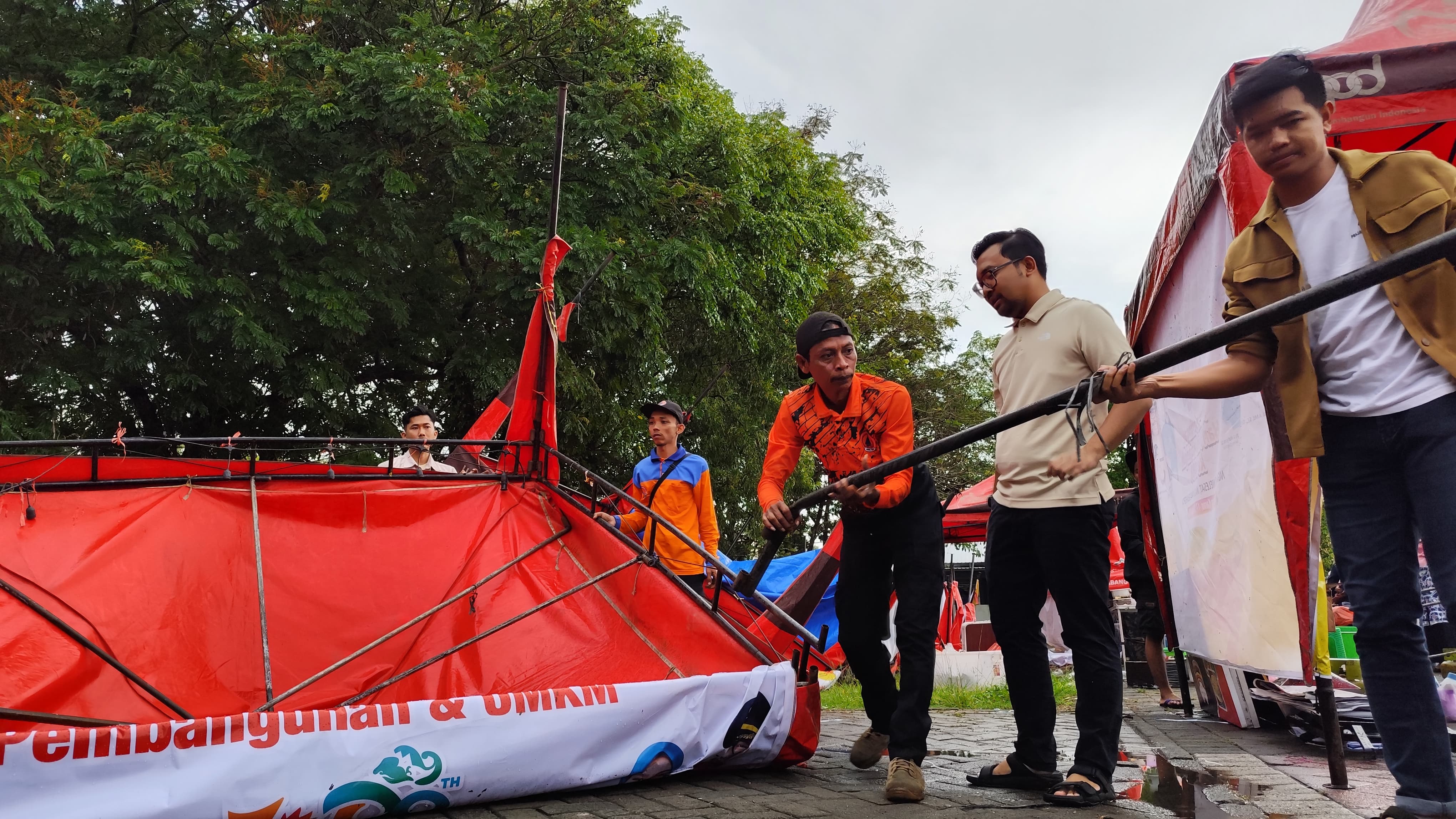 Puting Beliung Terjang Pameran di GOR, Wabup Mas Handy Ikut Perbaiki Tenda