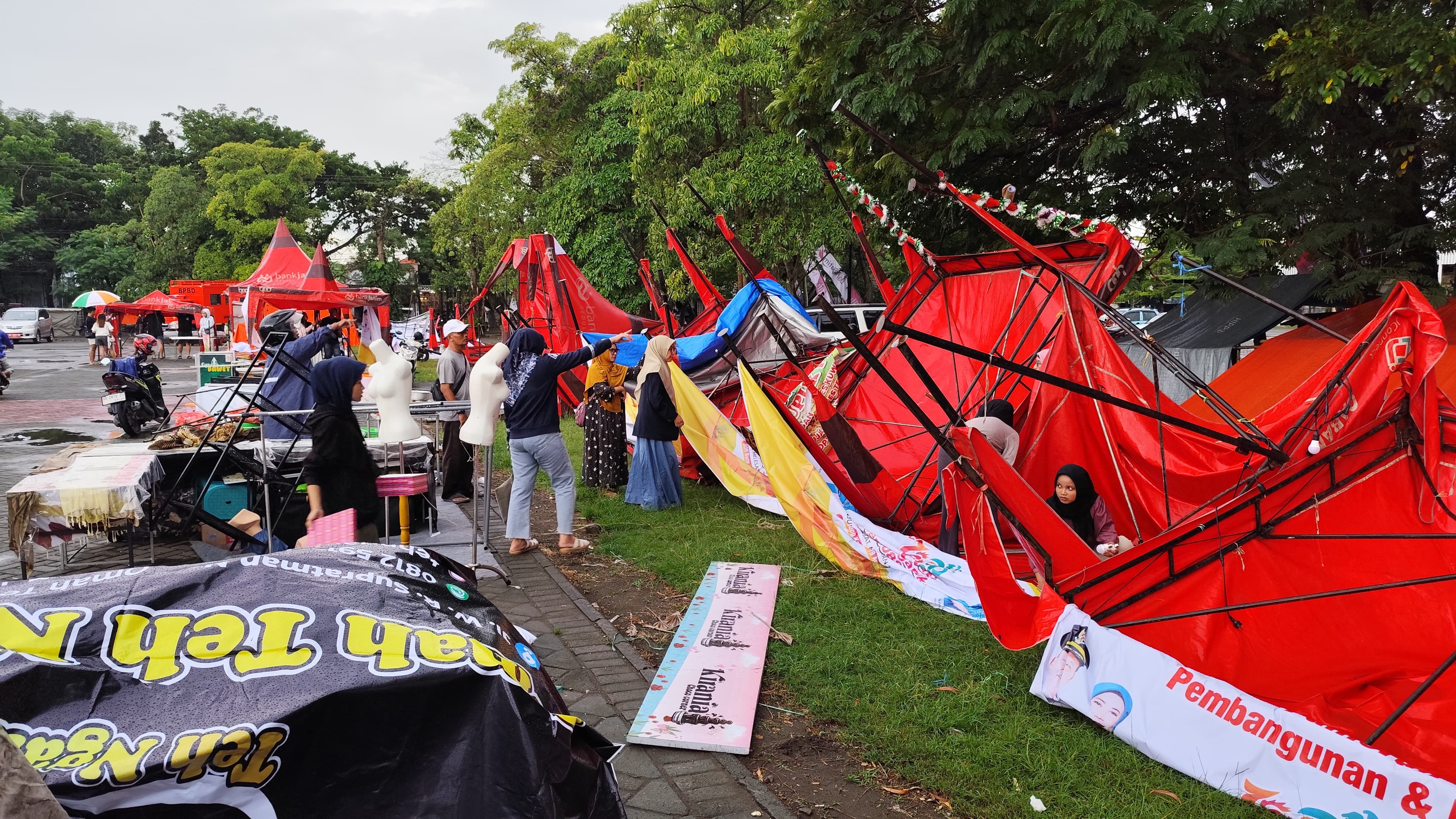 Puting Beliung Terjang Pameran di GOR, Wabup Mas Handy Ikut Perbaiki Tenda