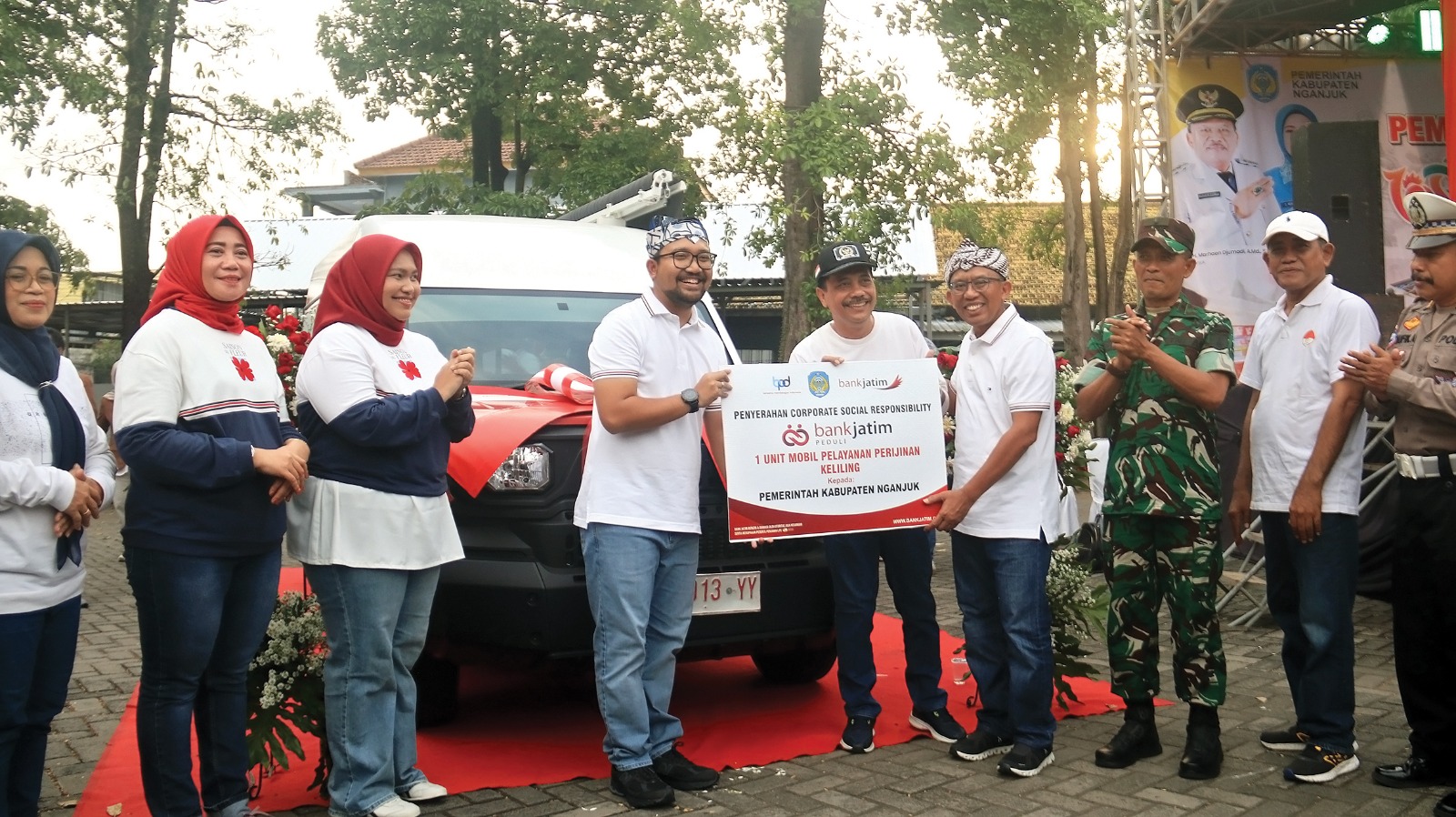 Bank Jatim Nganjuk Serahkan CSR Mobil Perizinan Keliling Senilai Rp 465 Juta