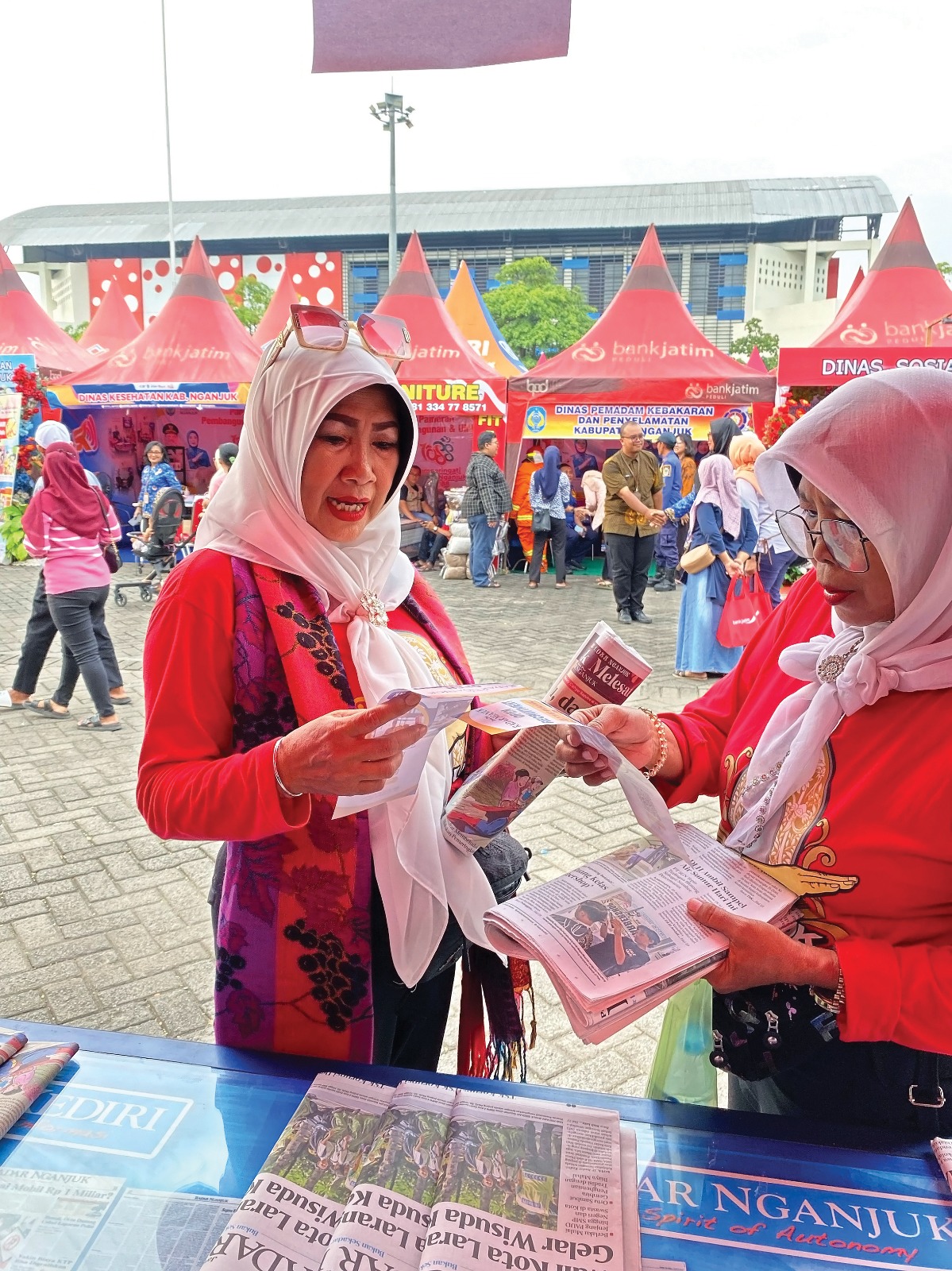 TERIMA MAGANg: Pengunjung di Stan Jawa pos Radar Nganjuk di Pameran Pembangunan dan UMKM Kemarin