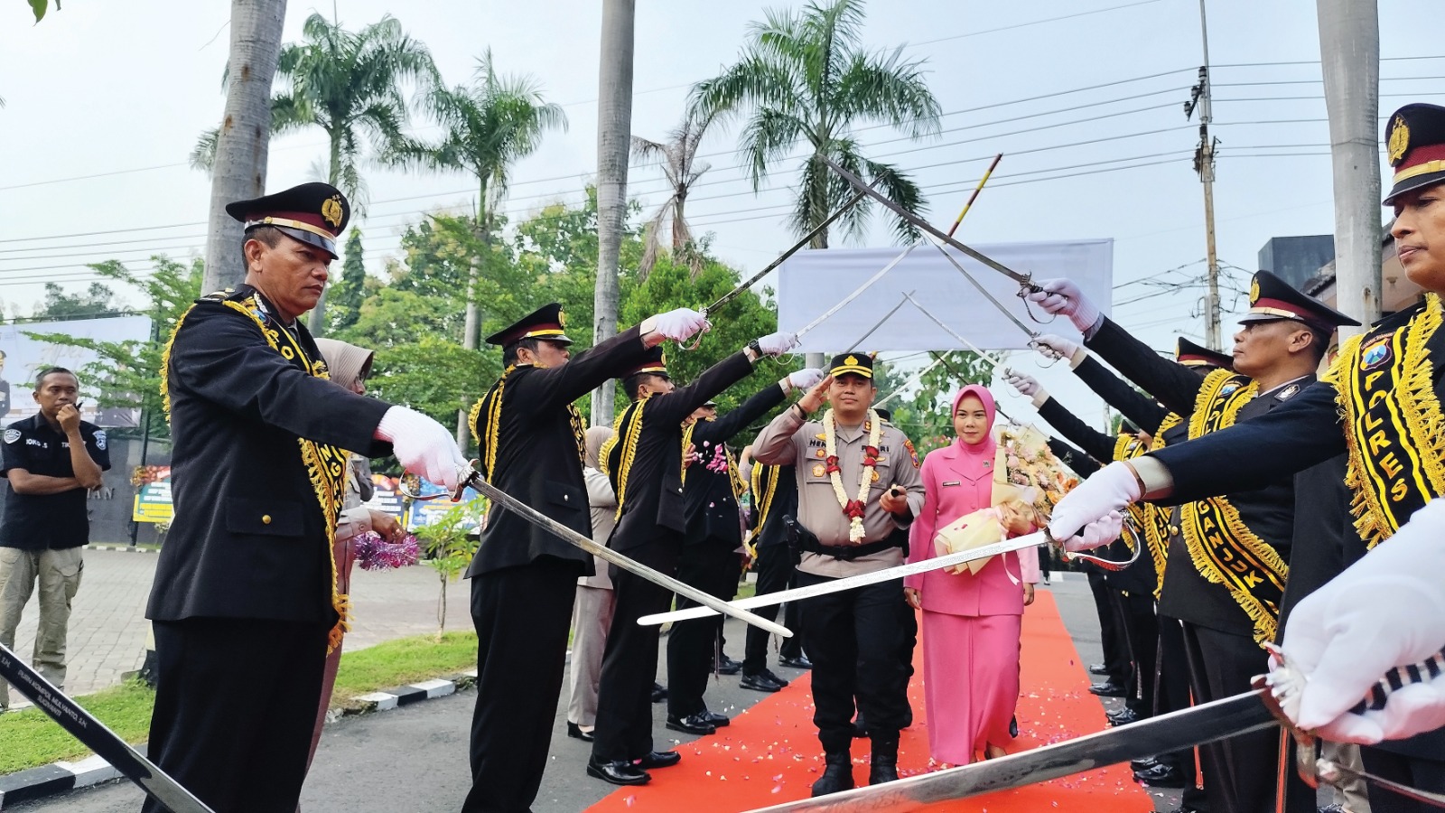 KAPOLRES BARU: Kapolres Nganjuk Henri Noveri Santoso dan istri disambut tradisi pedang pora di halaman Mapolres Nganjuk kemarin. AKBP Henri akan memberantas korupsi di Kabupaten Nganjuk.